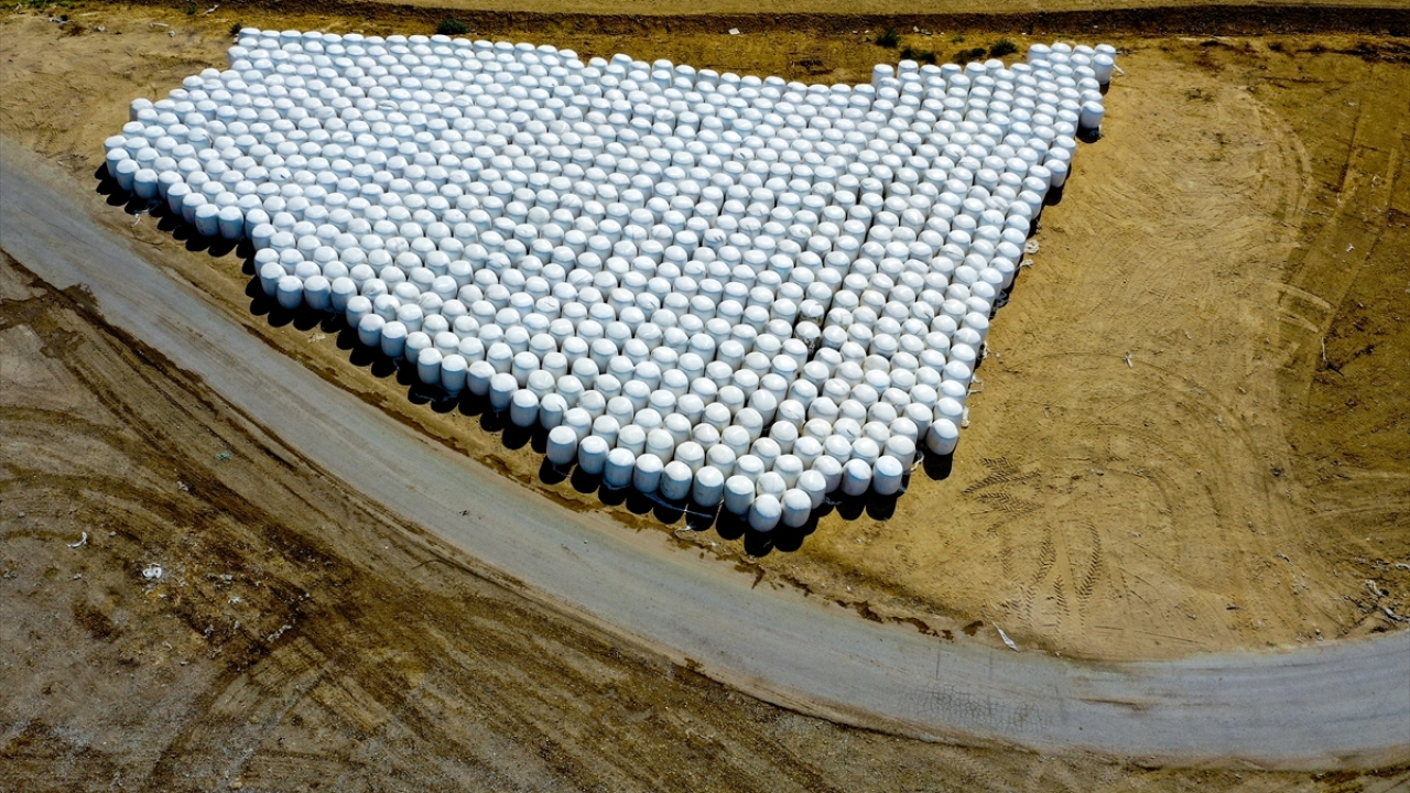Yılda 71 bin dekar alanda yaklaşık 300 bin ton silajlık mısır üretiminin gerçekleştirildiği Antalya`da, hasat dönemi yaklaşık bir ay önce başladı.
