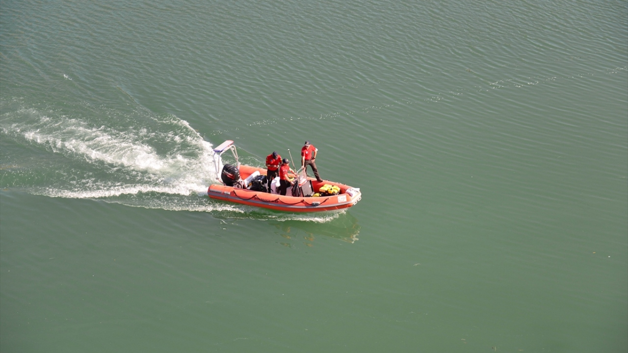 Ekipler, Sarı Saltuk Viyadüğü mevkisinde baraj gölüne indirdikleri botlarla kayıp Doku`yu arama çalışması yürüttü.