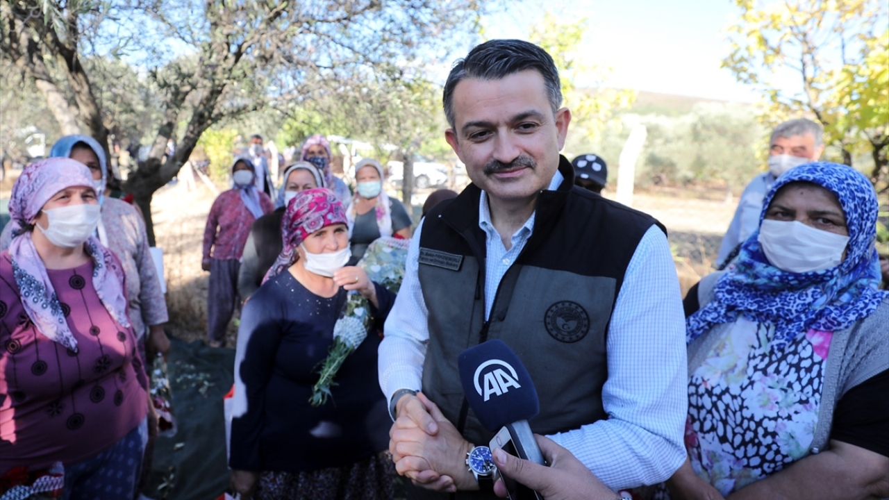 Kadınların birlikte çalışabilme, birlikte iş yapabilme özelliğine değinen Pakdemirli, onları desteklemeye devam edeceklerini sözlerine ekledi. 