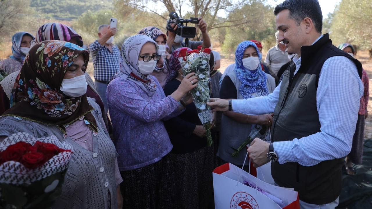 Bakan Pakdemirli, kadın çiftçilere gül ve çeşitli hediyeler verdi. 