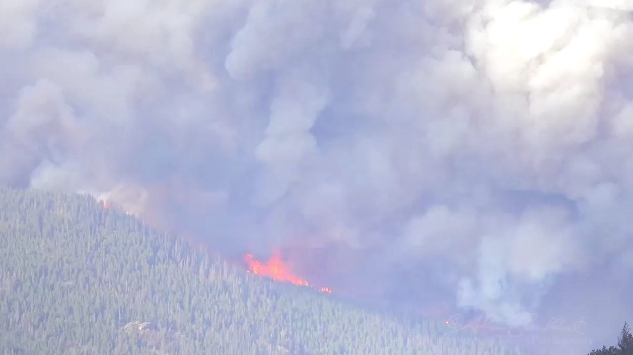 Şiddetli rüzgarların etkisini sürdürdüğü kuzey Colorado`da orman yangınları iki aydır devam ediyor.