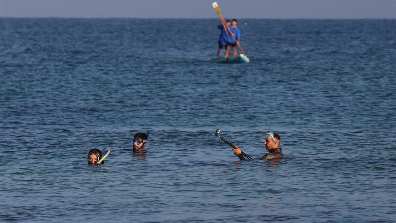 Dalgıç kıyafetini giyip ekipmanlarını hazırlayan Asad, Gazze’de balıkçıların son dönemde sıklıkla kullandığı yöntemlerden zıpkınla balık avlama ile sualtı yolculuklarını belgelemek için çekim yapıyor.
