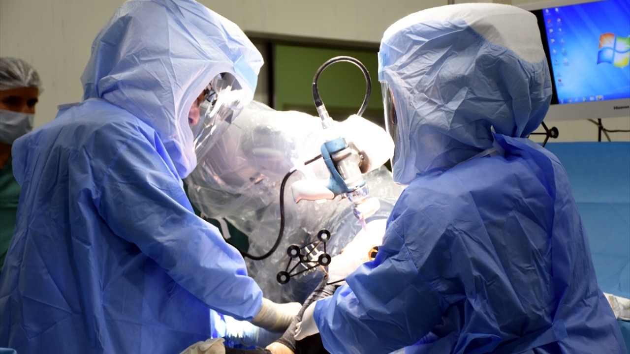 Diz ve kalça protezi ameliyatlarında 6-7 günü bulan taburcu süreleri ise robotik cerrahinin de katkısı ile bir güne kadar düşüyor.