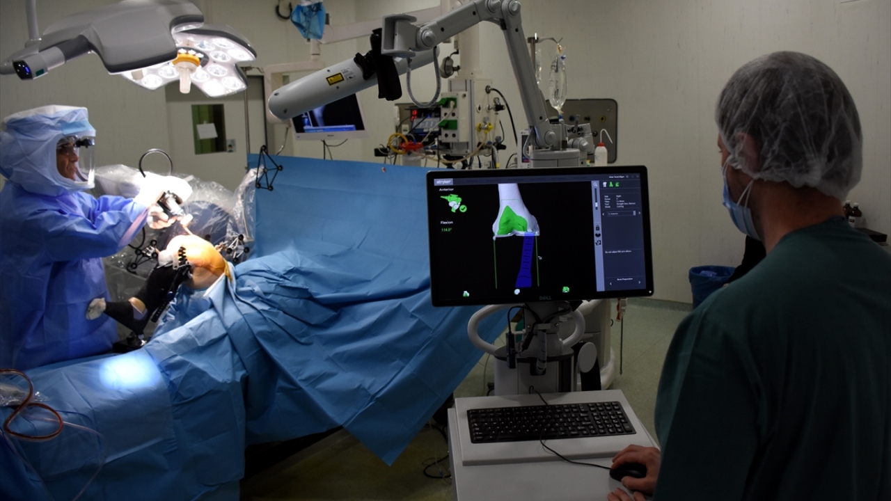 "Mako Robotik Cerrahi" yöntemiyle diz ve kalça protezi ameliyatı yapılacak hastanın operasyonel bilgileri doktorlar tarafından robota tanımlatılıyor. 