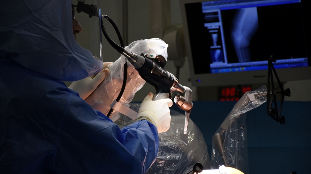 Prof. Dr. Bilgen, Türkiye`de de 3 ilde bu robottan faydalanıldığını Bursa`da ise kullanıma yeni başladıklarını belirterek, teknolojiyi takip etmenin, insanların güvenli ve çabuk iyileşmesine imkan sağladığını kaydetti.