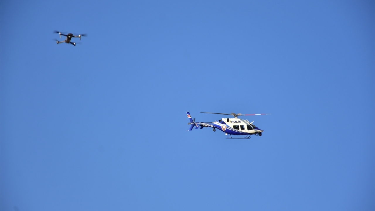 İnsansız Hava Araçları Büro Amirliği ekiplerinin drone ile destek verdiği operasyonda helikopter de kullanıldı.