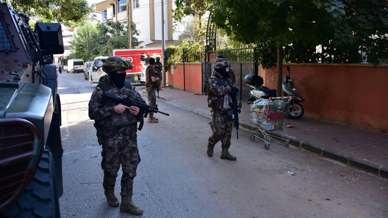 İl Emniyet Müdürü Zeybek de operasyonun düzenlendiği mahallelerde incelemelerde bulundu, esnaf ve kent sakinleriyle sohbet etti. 