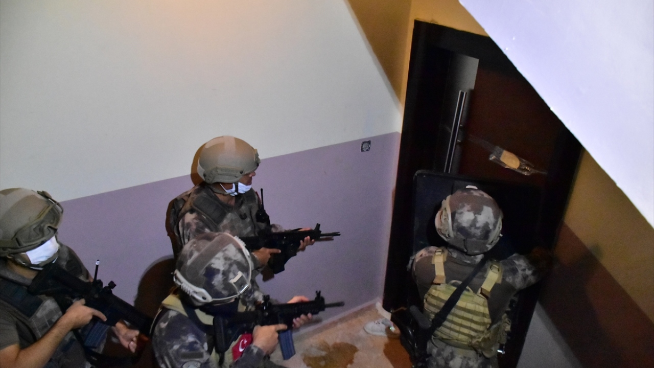 Mahallelerin giriş ve çıkışlarının tutulduğu operasyonda, kapıları açılmayan bazı zanlıların evlerine "koçbaşı" kullanılarak girildi.