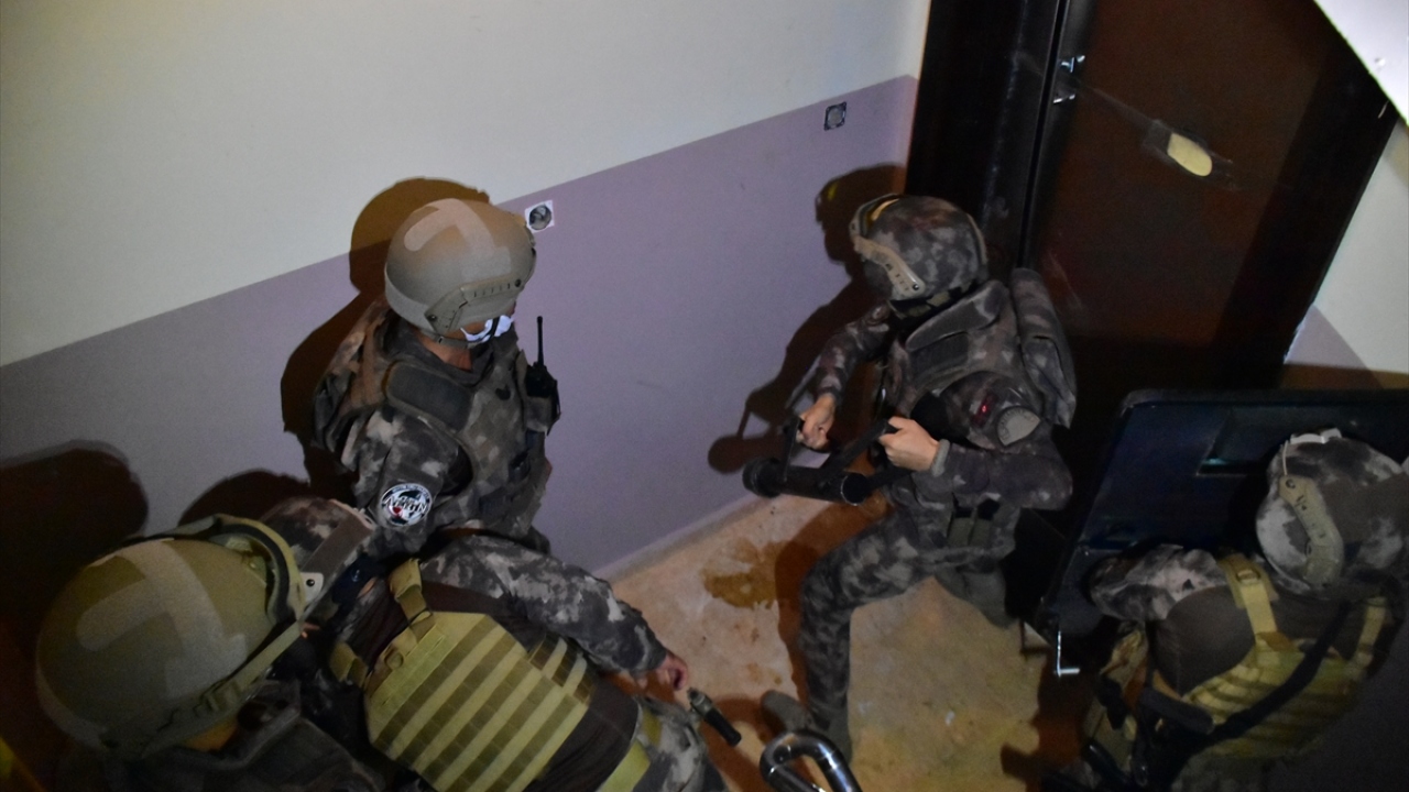 Ekipler, içerideki şüpheliye sürgü varsa açması yönünde uyarılar yaparken zanlı da sürgünün olmadığını, anahtarın annesinde olduğu için kapıyı açamadığını dile getirdi.