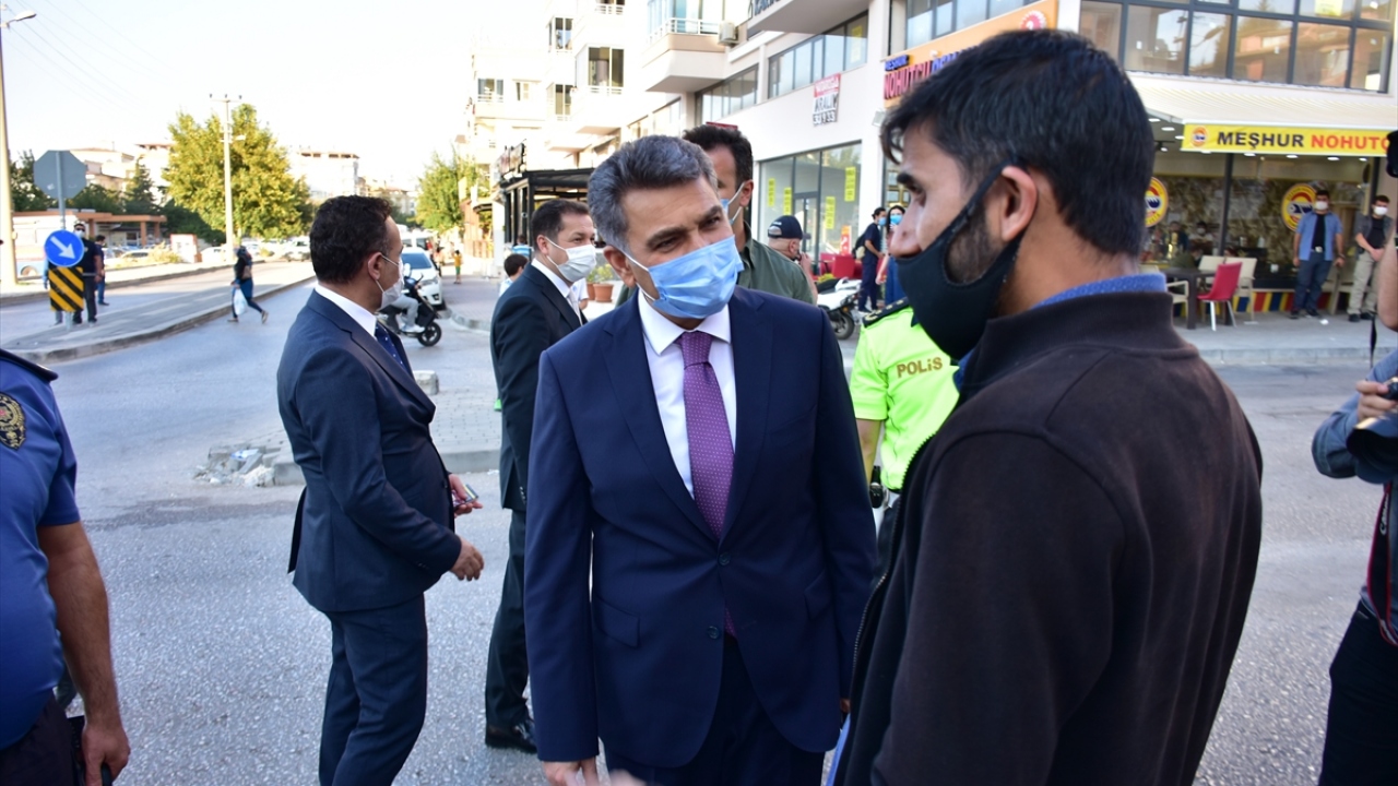 Zeybek operasyonda görev yapan personele gömlek hediye etti.