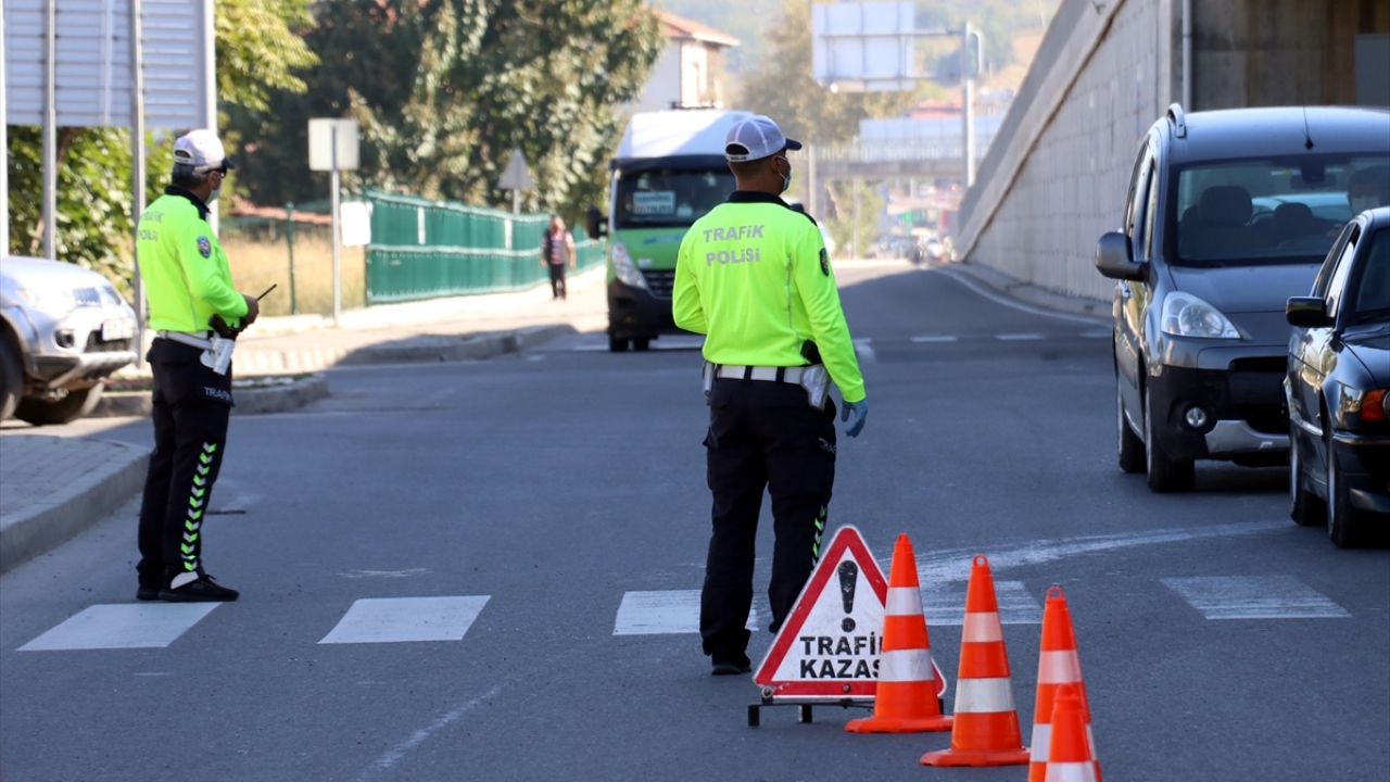 Yalova`da, Vali Muammer Erol ve beraberindekiler denetimlerine Çiftlikköy ilçesinde oluşturulan trafik kontrol noktasını ziyaret ederek başladı.