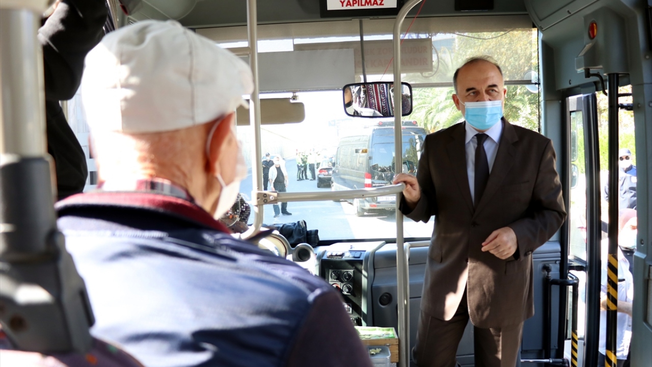 Burada ekiplerin durdurduğu minibüs ve otobüsleri denetleyen Vali Erol, sürücü ve yolcuları maske, mesafe ve hijyen kuralları konusunda uyardı.