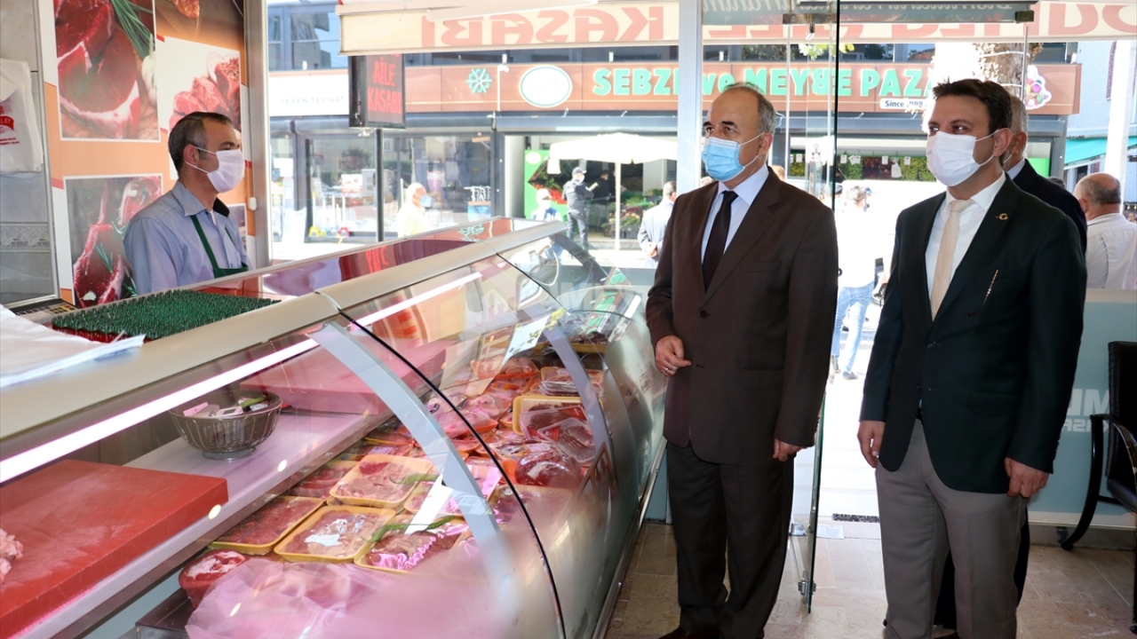 Daha sonra  Yalı Caddesi"ne geçen Erol, iş yerlerini gezdi, esnaf ve vatandaşlarla sohbet etti.