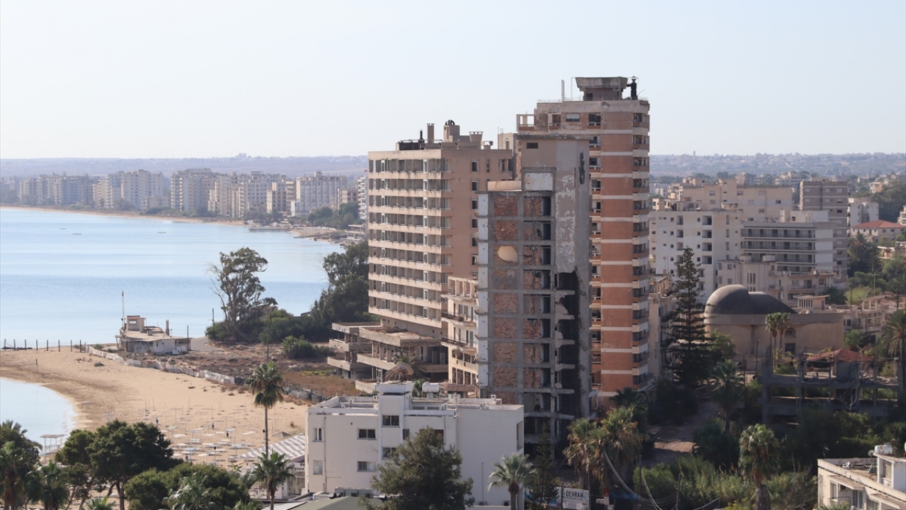 Kapalı Maraş`ta kamuya ait olan Demokrasi Caddesi ile sahil kısmının bir bölümünün 8 Ekim itibarıyla halkın kullanımına açılmasının ardından çok sayıda vatandaş bölgeyi ziyaret etti.