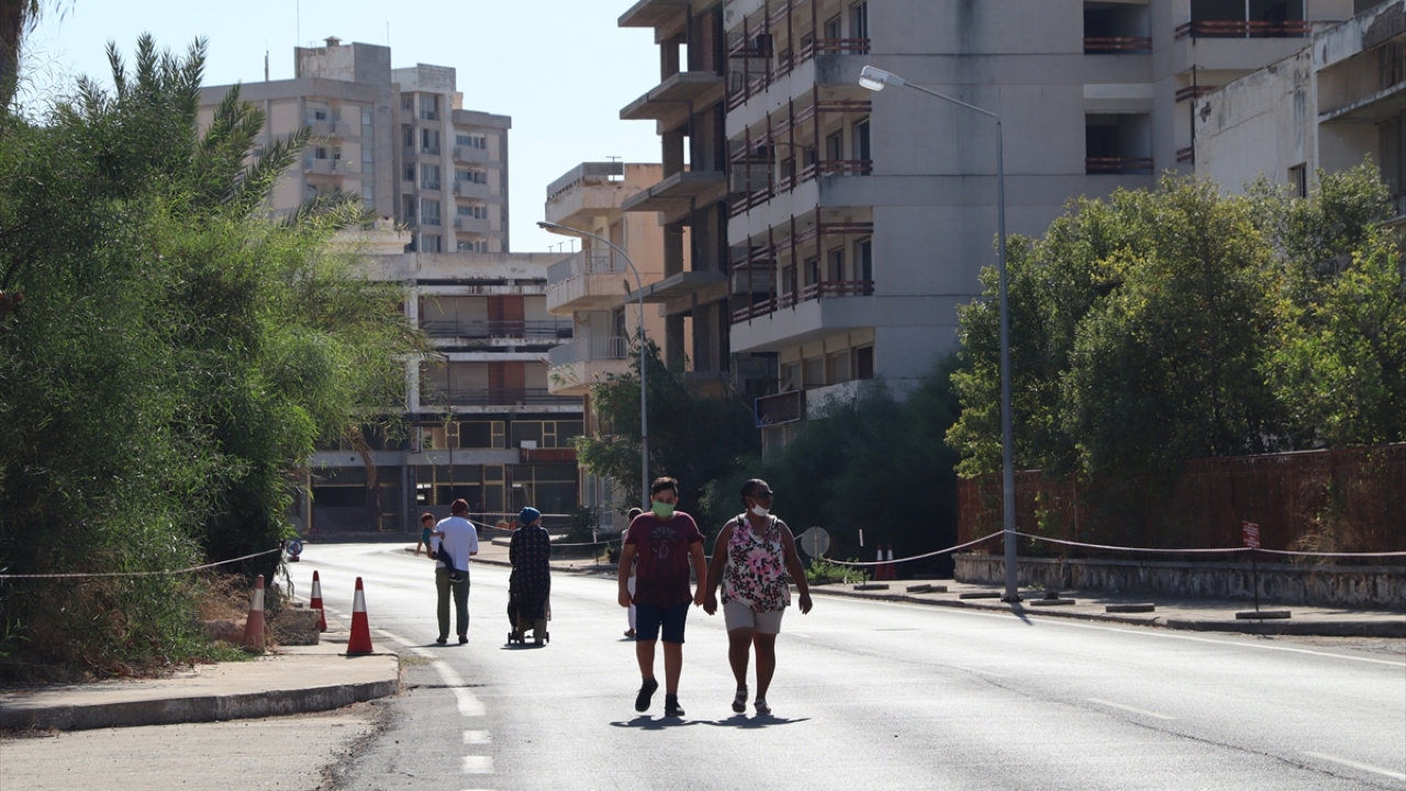 46 yılın ardından bu tarihi anlara tanıklık eden vatandaşlar, Kapalı Maraş`ın ziyarete açık kısımlarını gezerek, fotoğraf çektiriyor.