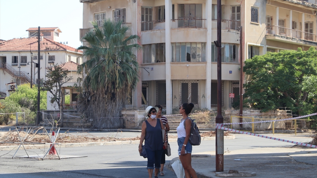 Tatar, "Kendi toprağımızın kamuya ait olan sahil ve Demokrasi Caddesi ile kıyı bölgesini halkımızın istifadesine sunmak üzere fiilen çalışmalarımızı başlatıyoruz." diye konuşmuştu.