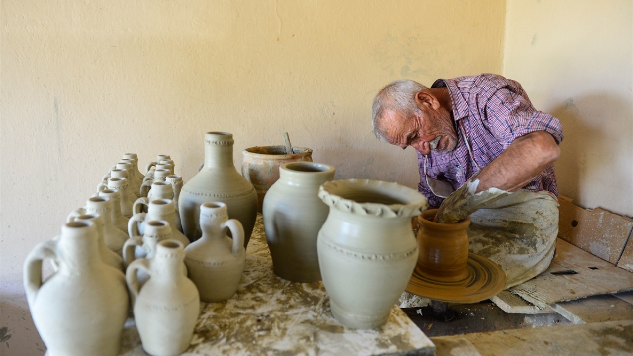 Bu sayede iri tanelerinden ayıkladığı toprağı suyla yoğuran Bozkurt, daha sonra çömlekçi çarkının başına geçerek bir yandan ayağıyla tornayı çeviriyor diğer yandan da elleriyle çamuru şekillendiriyor.