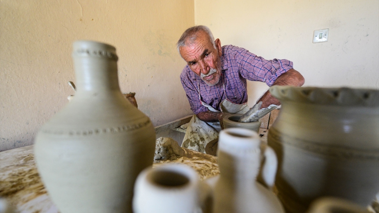 Mesleğine olan sevgisi ve gösterdiği azmiyle takdir toplayan Bozkurt, ürünlerini Elazığ başta olmak üzere çevre il ve ilçelere satarak geçimini sağlıyor.