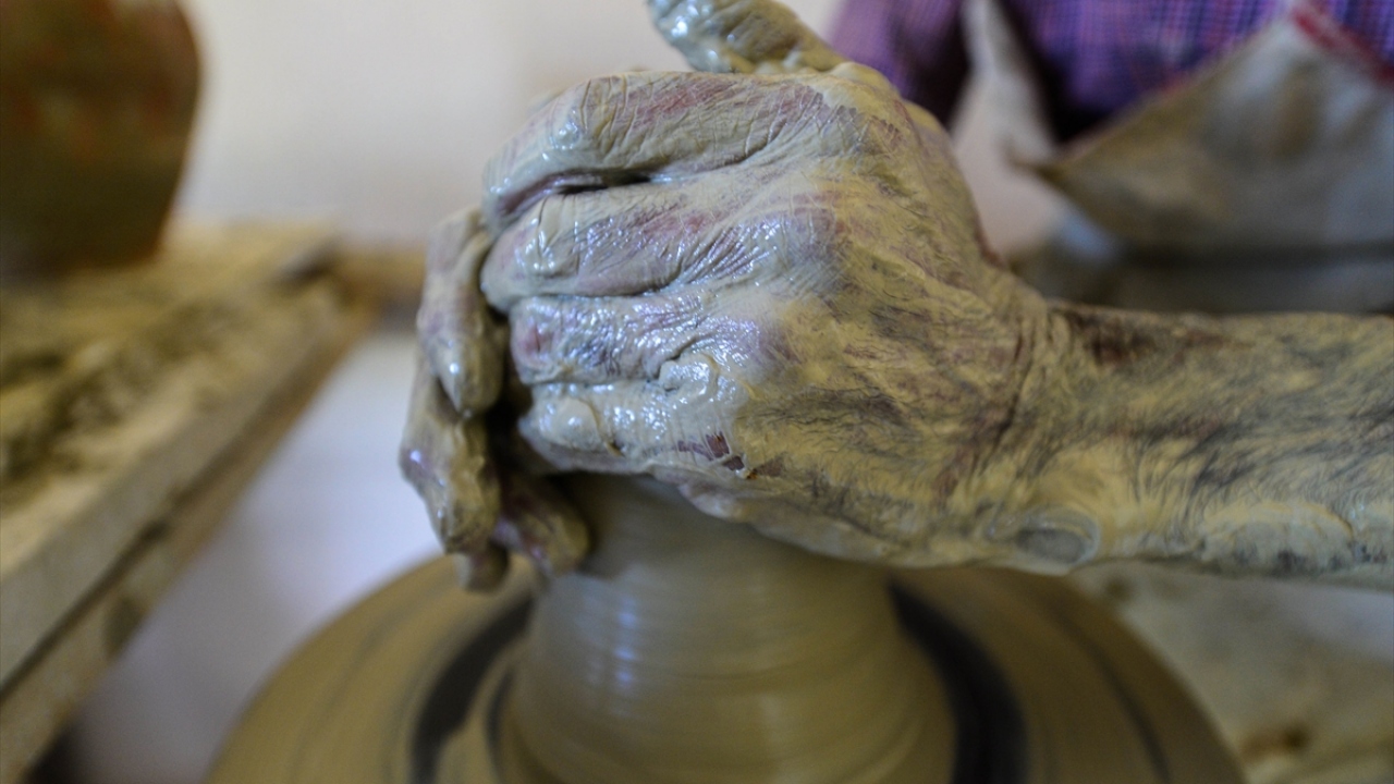 Çömlek ustası Halil Bozkurt, mesleğini severek ve keyif alarak sürdürdüğünü söyledi.