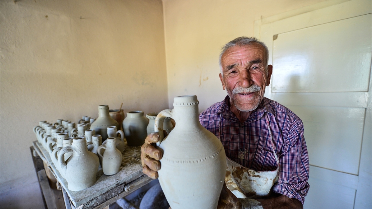 Çömlekçilikte her toprağın ateşe dayanıklı olmadığını aktaran Bozkurt, şöyle konuştu: