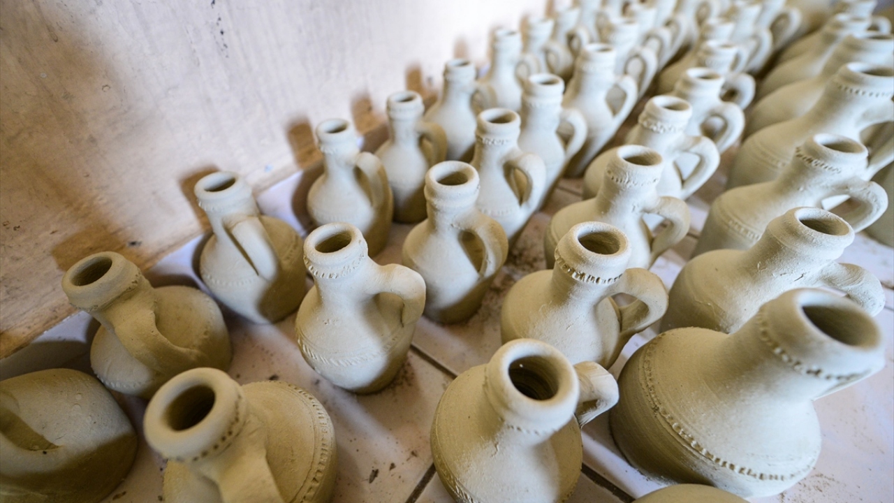 Bozkurt, günün erken saatlerinde uyanarak atölyesine gelip günde 25-30 çömlek ürettiğini ve bu ürünleri Elazığ Kapalı Çarşı`daki müşterilerine sattığını sözlerine ekledi.