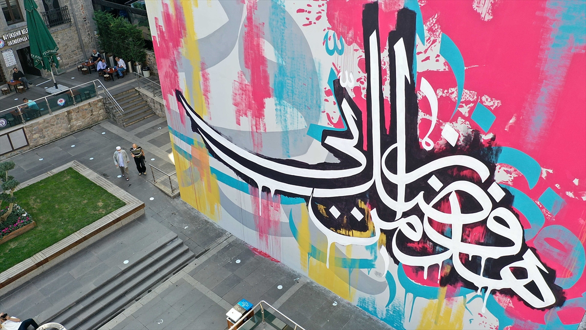 Çelebi ile grafiti sanatçısı Türkmen`i bir araya getiren proje, Trabzon Büyükşehir Belediyesinin himayesinde gerçekleştirildi.