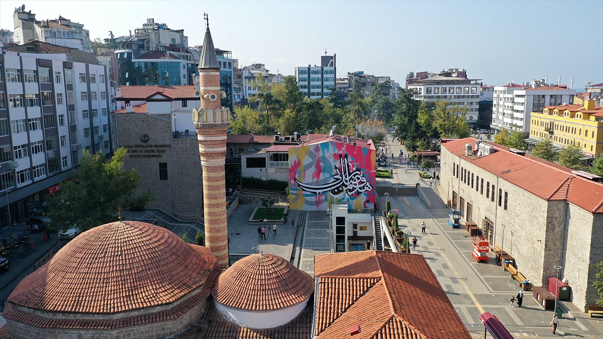 Hazırlık aşamasının ardından dört kişilik ekiple 2,5 gün boyunca çalışan Türkmen, 6 farklı renkte yaklaşık 20 kilogram sprey ve plastik boya kullanarak çalışmasını tamamladı. 