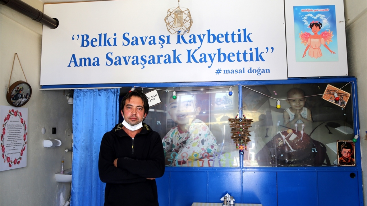 Duvarında "Belki savaşı kaybettik ama savaşarak kaybettik" yazısı bulunan köfteci dükkanının müşterileri Masal`ın hikayesini öğrenince duygu dolu anlar yaşıyor. 