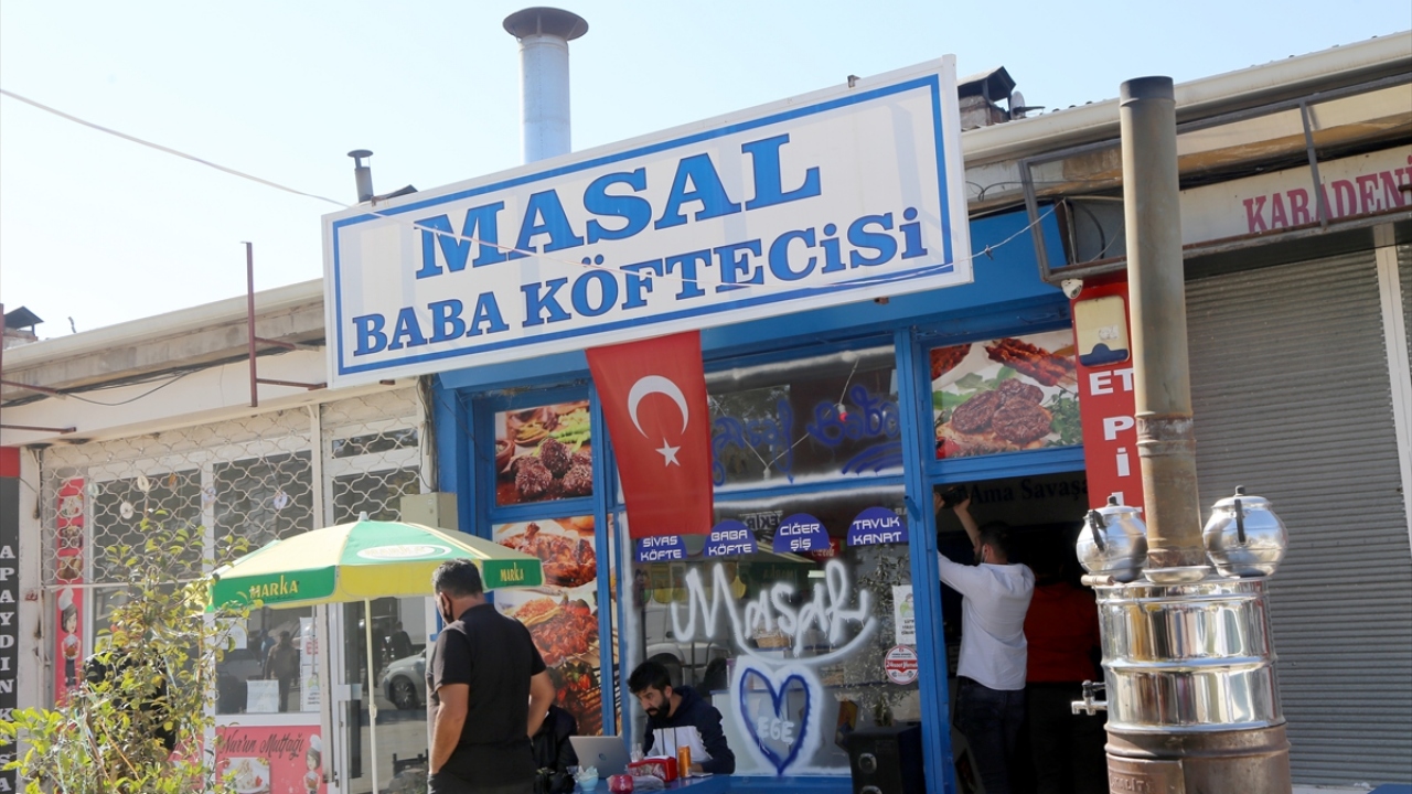Bir giyim firmasında mağaza müdürü olarak çalışan baba Bülent Doğan, kızının vefatının ardından onun anılarını canlı tutmak ve çok sevdiği köfteyi satmak için "Masal Baba Köftecisi" adını verdiği iş yeri açtı.