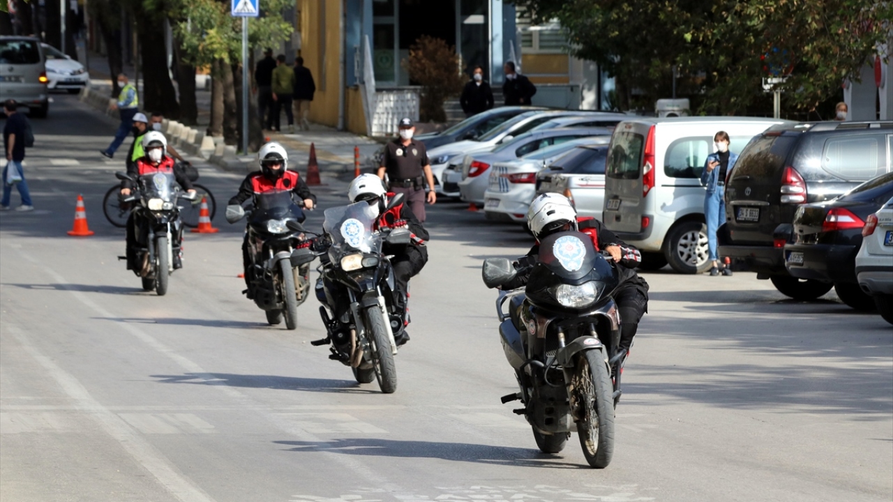 Özgürlük ve Demokrasi Meydanı`nda motorize ekiplerin prova yaptığını gören vatandaşlar, burada toplandı.