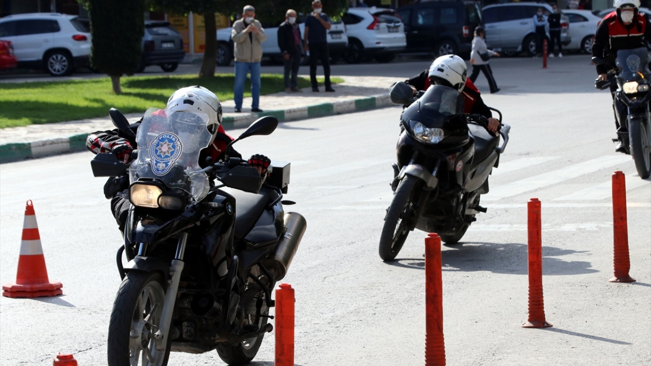 Vatandaşlar ekiplerin çalışmalarını ilgiyle izledi.