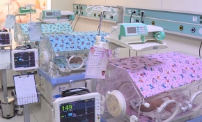 Azerbaycanlı üçüzler cepheye giden babalarına moral oldu