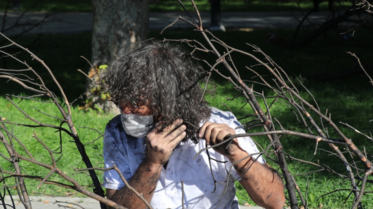 Kavukçu yanmış ağacı parktaki ağaç dalına astıktan sonra yaptığı açıklamada, çalışmasıyla orman yangınlarına dikkati çekmeyi ve vatandaşların daha duyarlı olmasını sağlamayı amaçladığını söyledi.