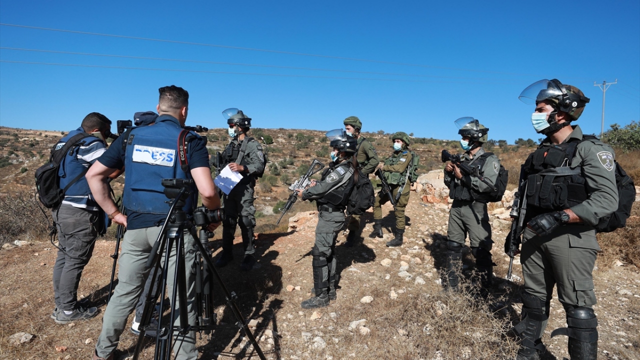 İsrail askerleri ile Filistinli çiftçiler ve aktivistler arasında arbede yaşandığını aktaran görgü tanıkları, askerlerin grubu dağıtmak için göz yaşartıcı gaz ile plastik mermi kullandığını kaydetti.