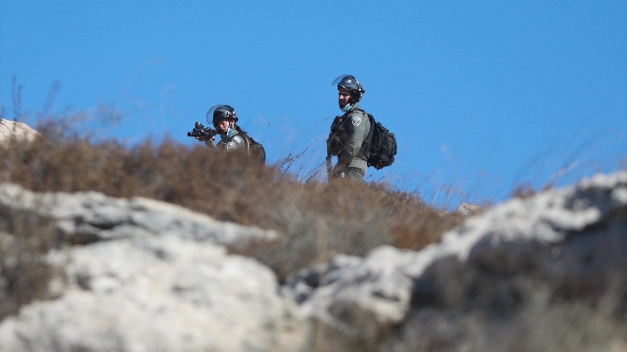 Filistinli aktivistler daha önce, Burka beldesindeki zeytinlerin toplanması için çiftçilere destek çağrısı yapmıştı.