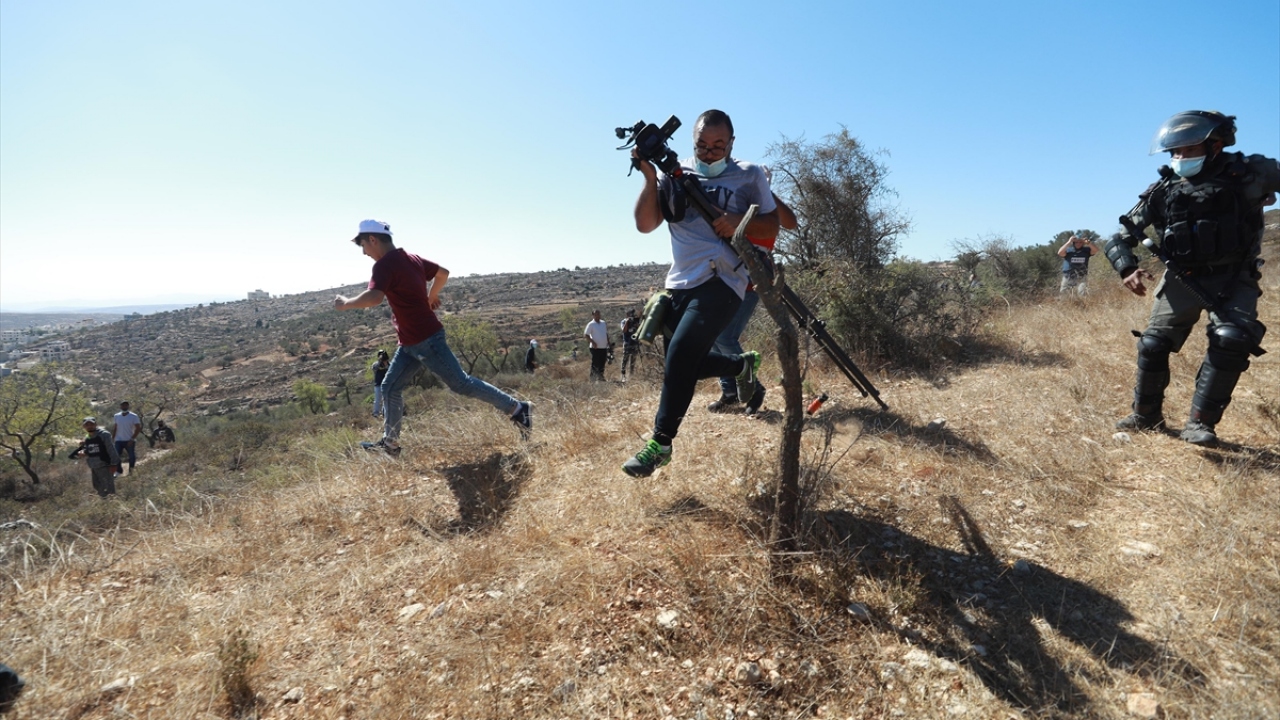 Bu yerlerde ikamet eden 400 binden fazla Yahudi yerleşimci, Batı Şeria`da işgal altında yaşayan Filistinliler için hayatı daha da zor hale getiriyor.