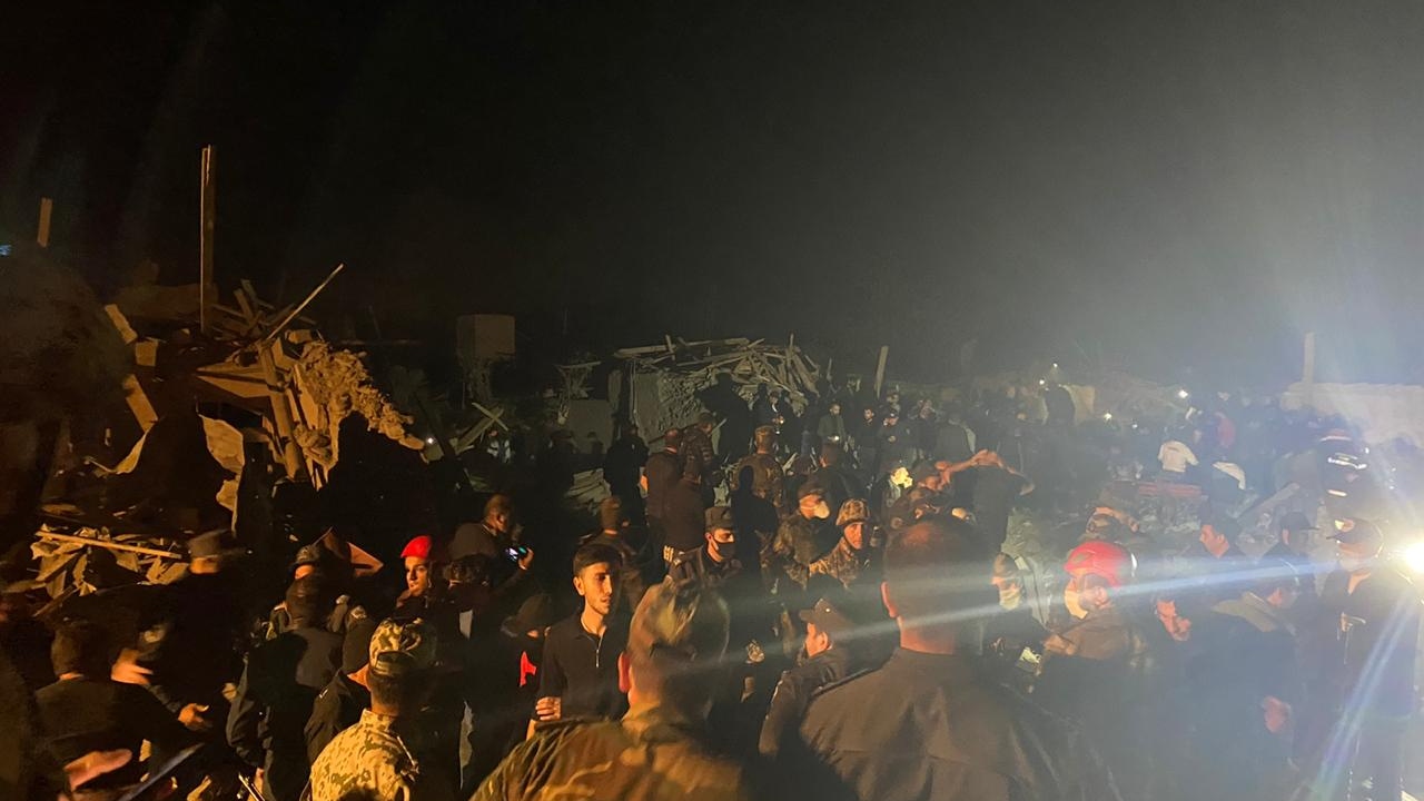 Ermenistan ordusunun Gence ve Mingeçevir`e düzenlediği füze saldırısında bölgeye 2 füze isabet etti. 