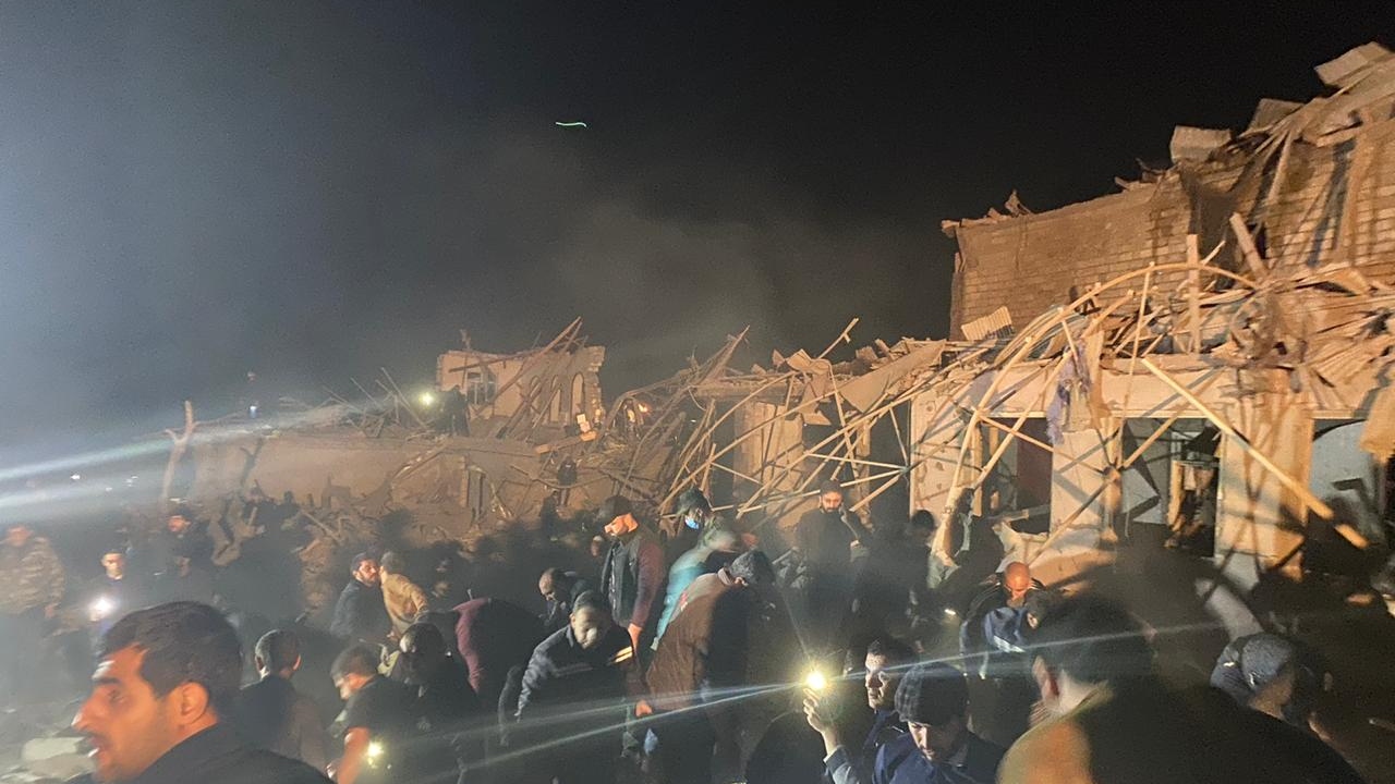 Ermenistan`ın Gence`ye attığı füzelerden biri, çok katlı binaya isabet etti.