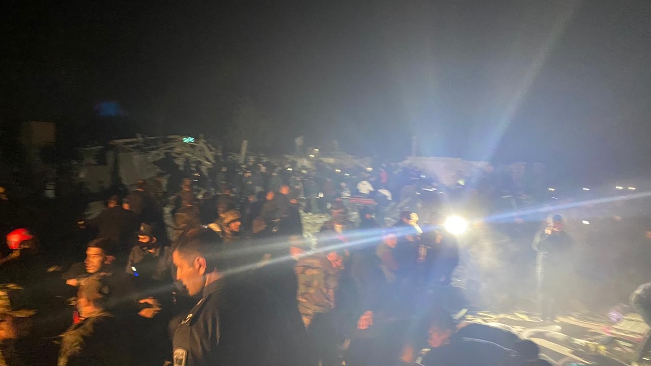 Bir diğer füze ise Gence kentinde bir okulun yakınına düştü. Saldırının akşam saaatlerinde olması olası bir faciayı önledi.