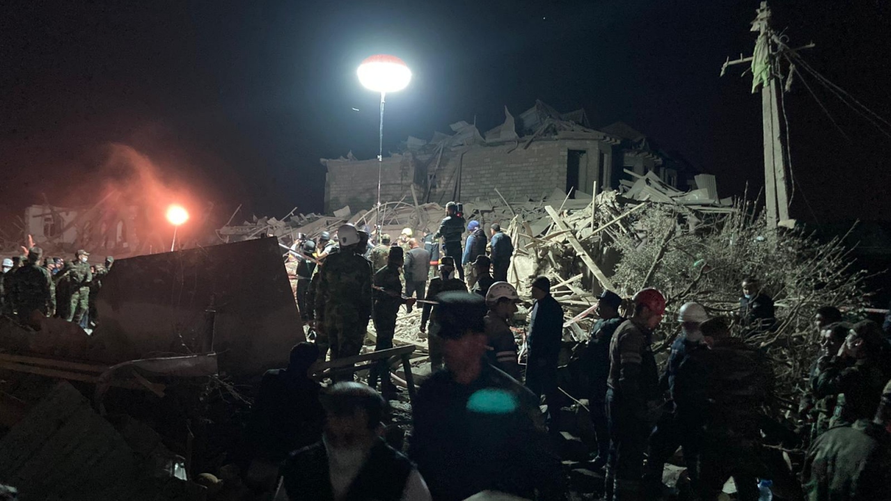 Azerbaycan Cumhurbaşkanı Yardımcısı Hikmet Hacıyev, Scud tipi "Elbrus" balistik füzelerinin kullanıldığını, enkaz alanında bulunan parçaların bunu kanıtladığını duyurdu.