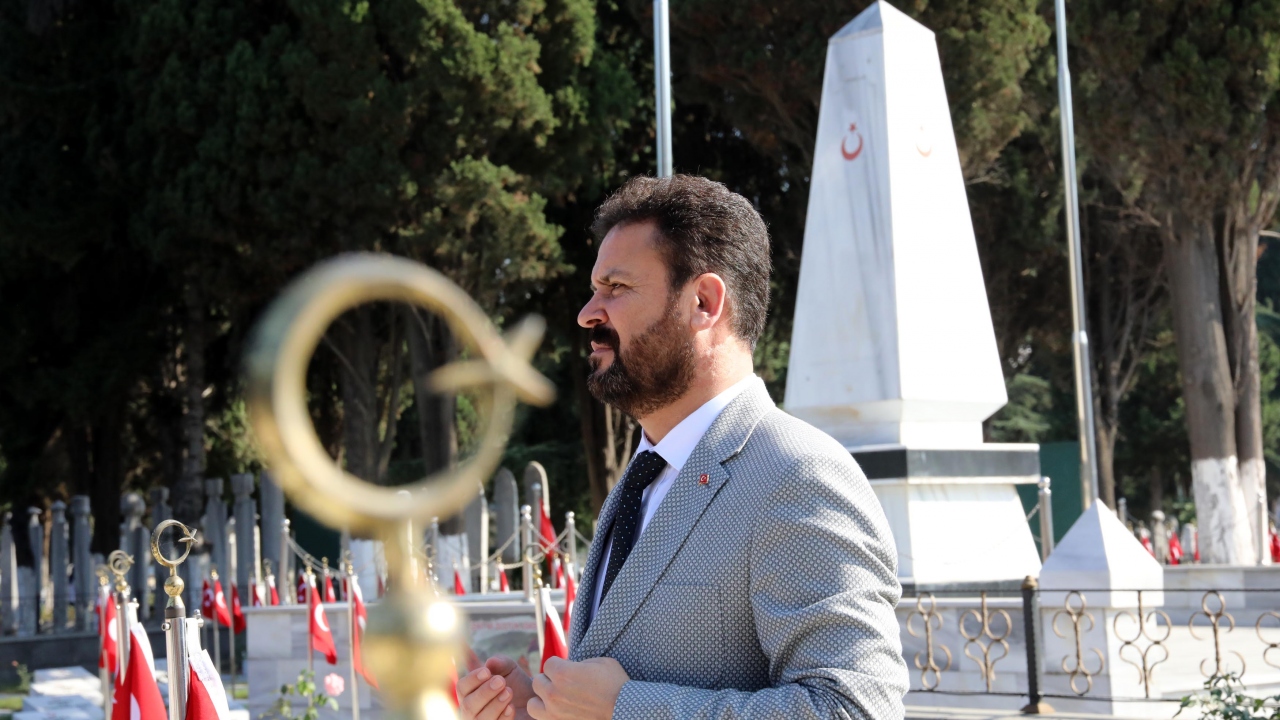 Çocuklarıyla her fırsatta şehitliğe giderek, şehit olan kahraman silah arkadaşlarını da dualarla anan Erduran, 