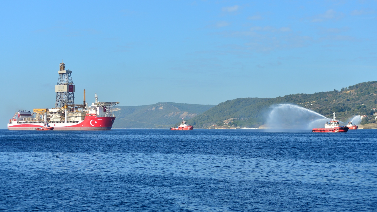 Römorkörler geçiş sırasında su sıkıp korna çalarak, vatandaşlar da sahilde Türk bayrakları ile gemiyi selamladı. 
