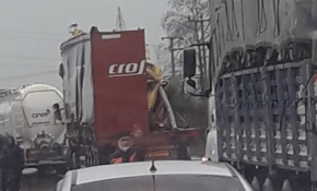 Dorsesi parçalanan tırın otoyoldaki tehlikeli yolculuğu