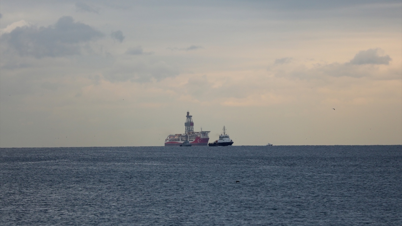 Karadeniz’deki sondaj faaliyetlerine katılmak üzere Çanakkale Boğazı’ndan geçtikten sonra Marmara Denizi’ne açılan gemi sabah saatlerinde Haydarpaşa Limanı açıklarına geldi.  