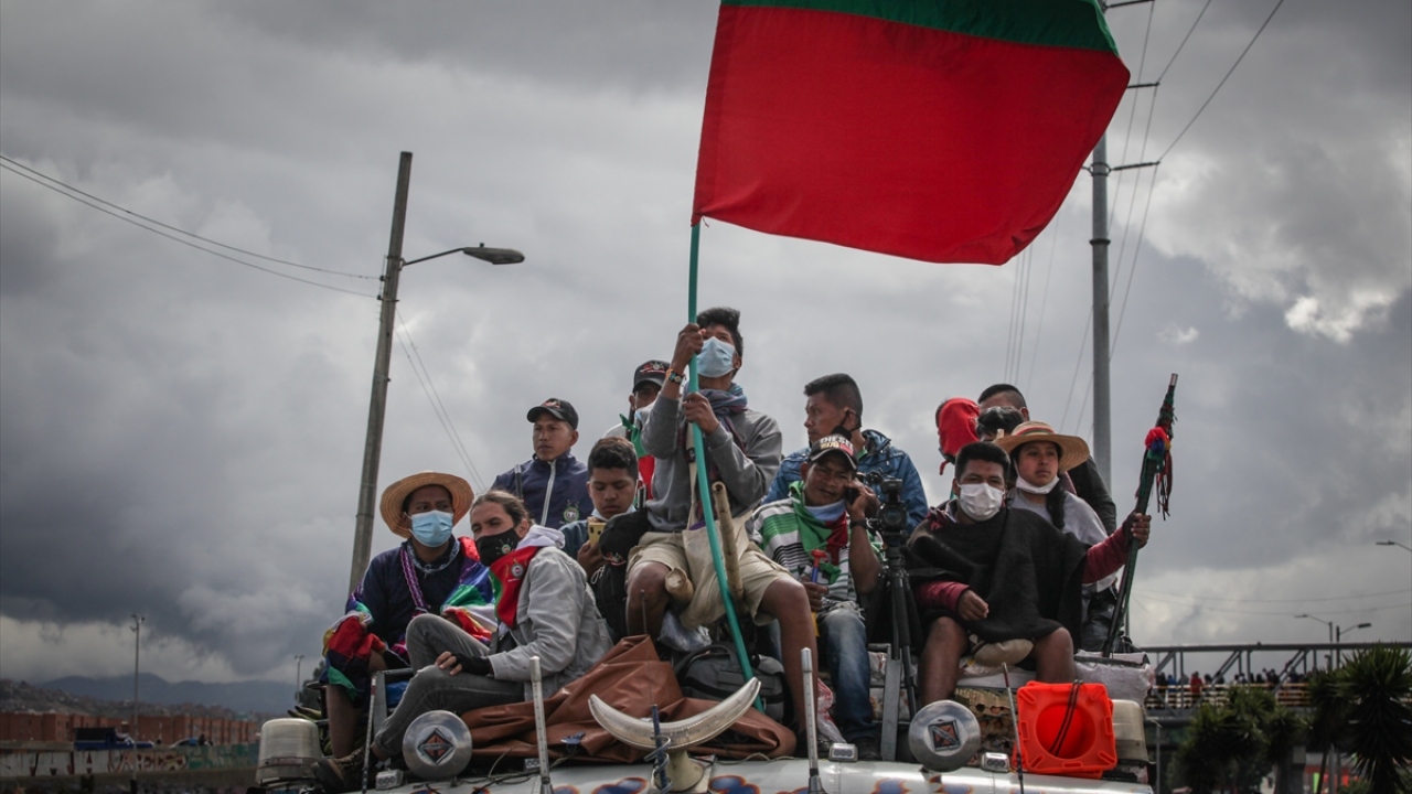 Minga yerlilerini taşıyan karavan binlerce insan tarafından karşılandı.