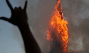 Şili'de protestocular kiliseyi yağmalayıp ateşe verdi