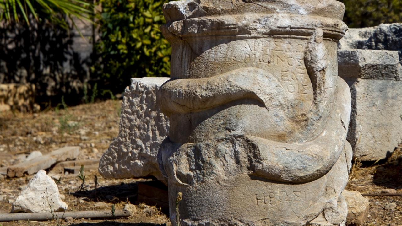 Birçok medeniyete ev sahipliği yapmasından dolayı "medeniyetlerin beşiği" olarak nitelendirilen Patara Antik Kenti`nde yapılan kazılarda bulunan eserler, bilim dünyasını heyecanlandırıyor. 