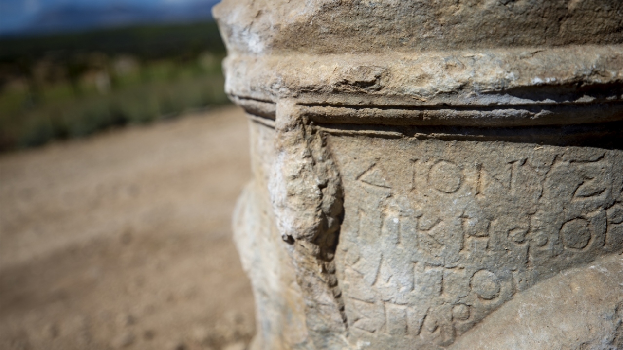 Arkeolojik kazılardan elde edilen bulgularda, insan yaşamına dair önemli izler bulunan Likya Birliği`nin başkenti Patara Antik Kenti`nde, Roma hamamı ve surların bitiştiği bölgede yapılan kazılarda yılan figürlü sunağa rastlandı.