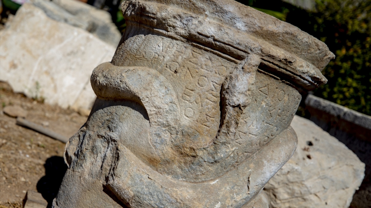 Bulunduğu yerden çıkartılarak kazı evinin bahçesine konulan sunak, restorasyon çalışmasının ardından Demre Müzesi`nde sergilenecek.