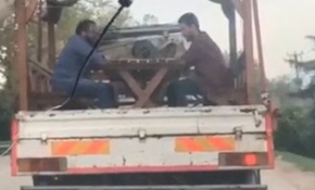 Seyir halindeki kamyonetin kasasında tavla oynadılar